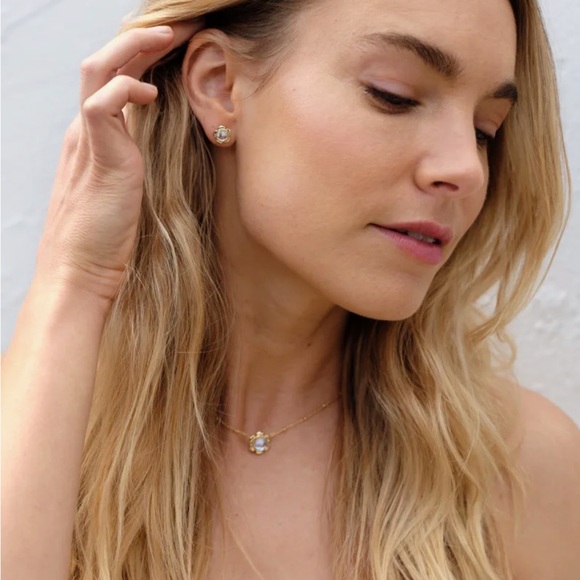 Kendra Scott Susie Gold Short Pendant Necklace in Dichroic Glass - Picture 3 of 4